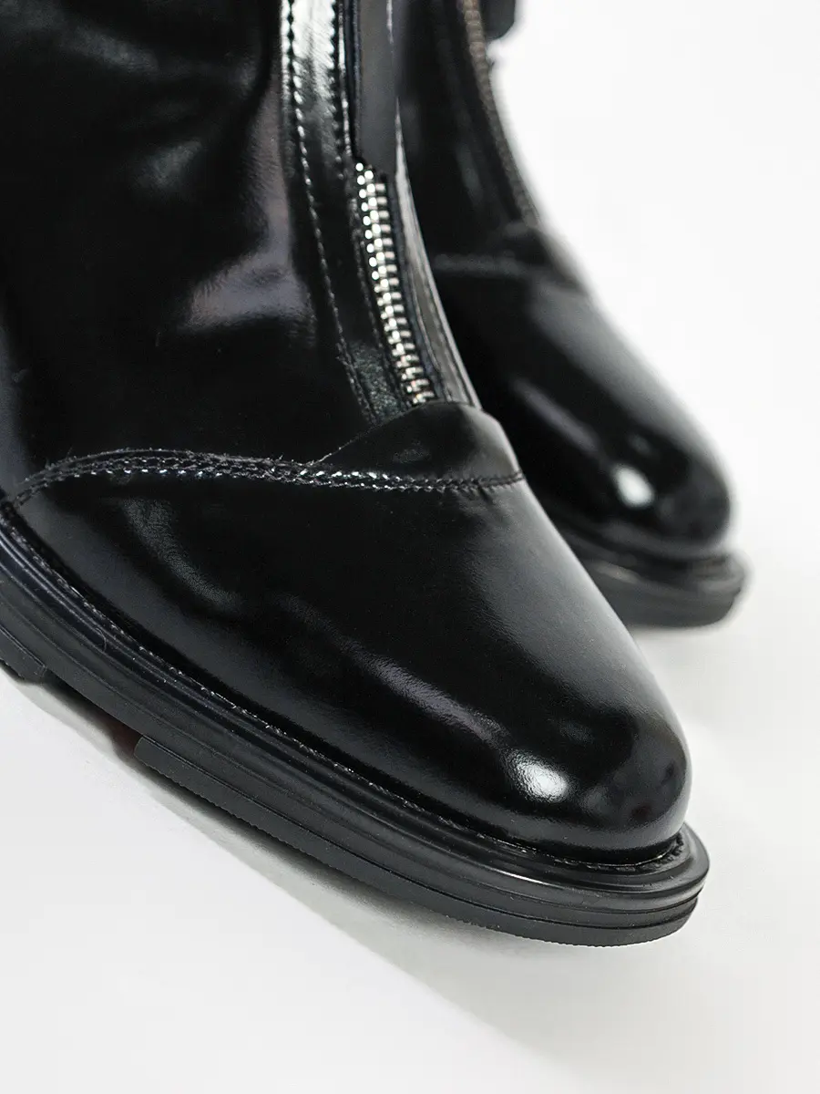 Ботинки черные на низком каблуке
